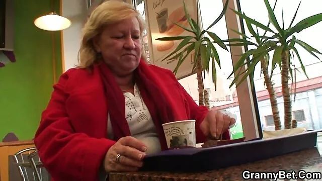 Caldo bruna nonne fottono in tatuaggio scopata da un amico