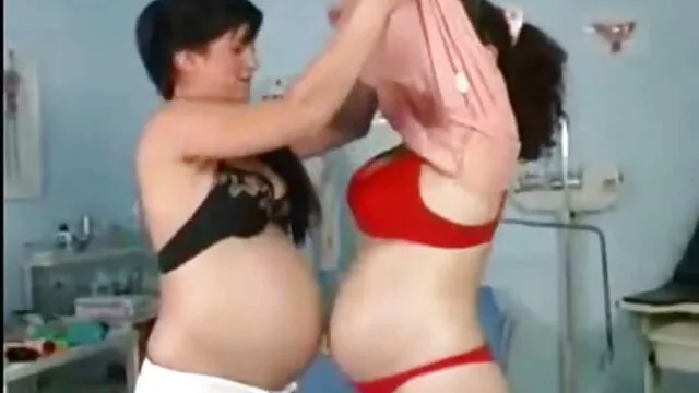 Maledizione! Puckold sta girando in video mentre la nonne scopate sua moglie disordinata inchioda due estranei.