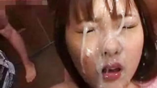 Legato e porno video di vecchie imbavagliato orientale donna d'affari ha avuto un orgasmo con giocattoli
