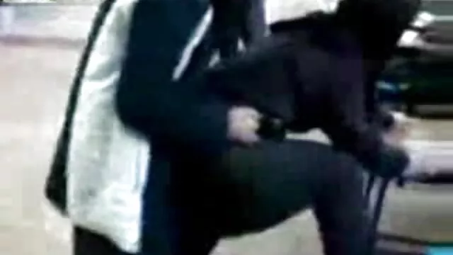 Giovane ragazza pissing in bocca di un uomo anziano in natura in erba film porno di nonne