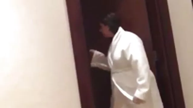 La piccola faccia balla e si spoglia nonne pelose gratis per noi nuda.
