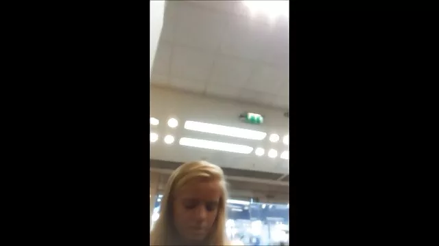 Donna nera e bionda condividono il cazzo bianco di un ragazzo nella video nonne pelose sauna