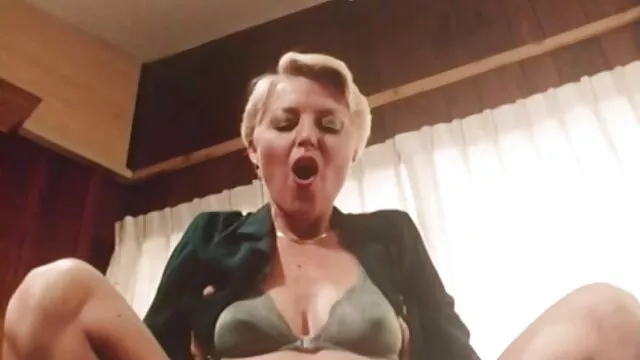Bella nuda prende il sole, poi mette le mutandine nonne pornp in costume da bagno