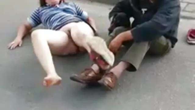La futura sposa vecchie troie video riceve un testo dalla sposa durante un pompino