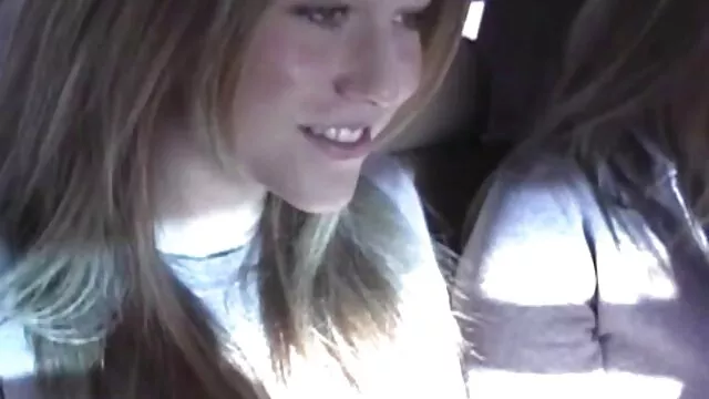 Collage teen prende pompini vecchie troie un normale cazzo nero nella sua figa rasata e geme quando si rompe