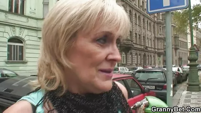 Lena e Gabby con enormi anziane nonne troie seni utilizzare i giocattoli, la loro figa e i pollici