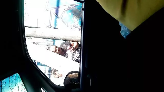 Ricci ragazza con gli occhiali prende in bocca un nonne culone forte getto di sperma