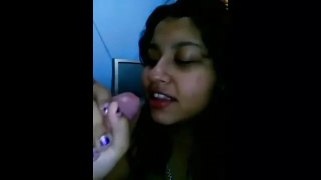 Diamond Foxxx succhia e ingoia profondamente un grosso cazzo porno di vecchie