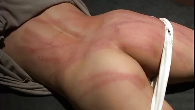 Sporco mamma e scopate di nonne giocherellona adolescente condividono un pompino dovere