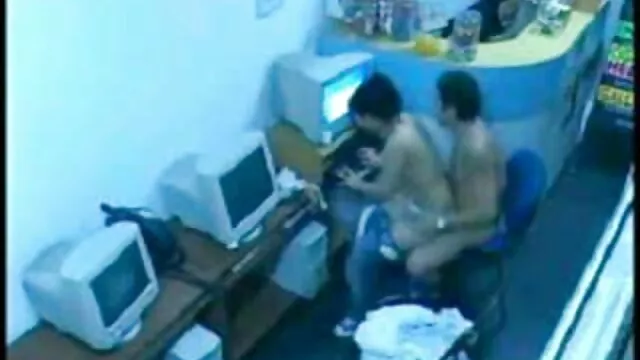 Dopo il video hard nonne e nipoti sesso alla pecorina, armeno ha iniziato a succhiare il cazzo dalla figa