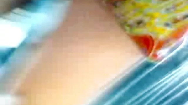 Baby Bum si spoglia hard nonne e si masturba al suo specchio