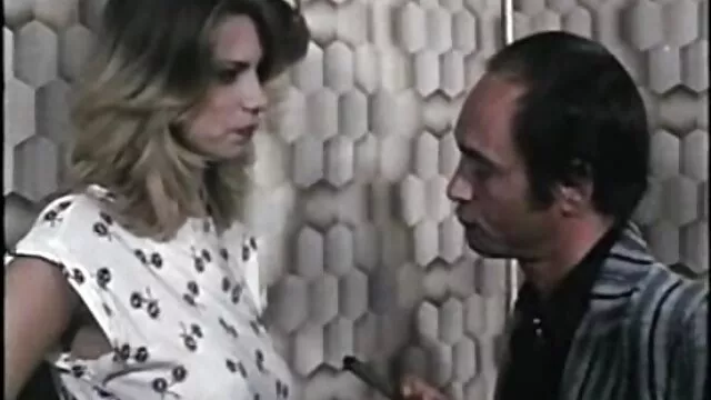 Carolina Sweets si trova su una panchina e scopata da un uomo selvaggio nonne masturbazione